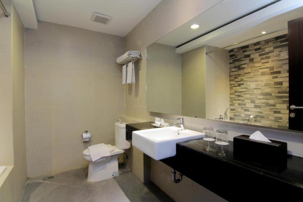 The Sun Hotel Madiun Exterior foto