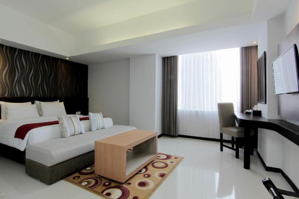 The Sun Hotel Madiun Exterior foto