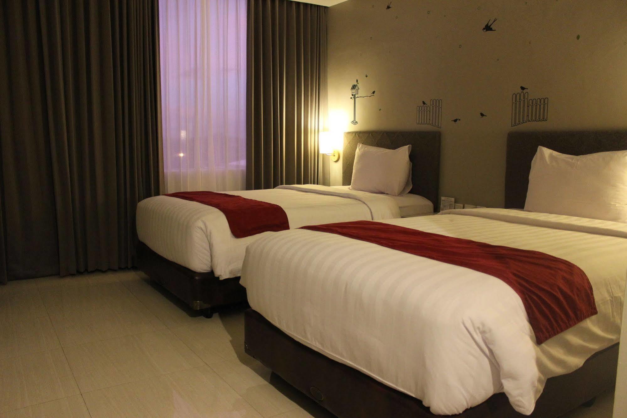 The Sun Hotel Madiun Exterior foto