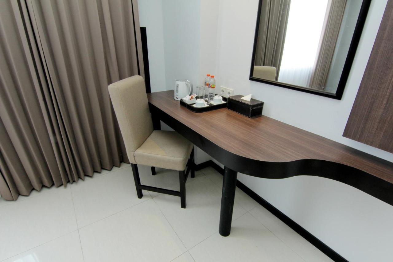 The Sun Hotel Madiun Exterior foto