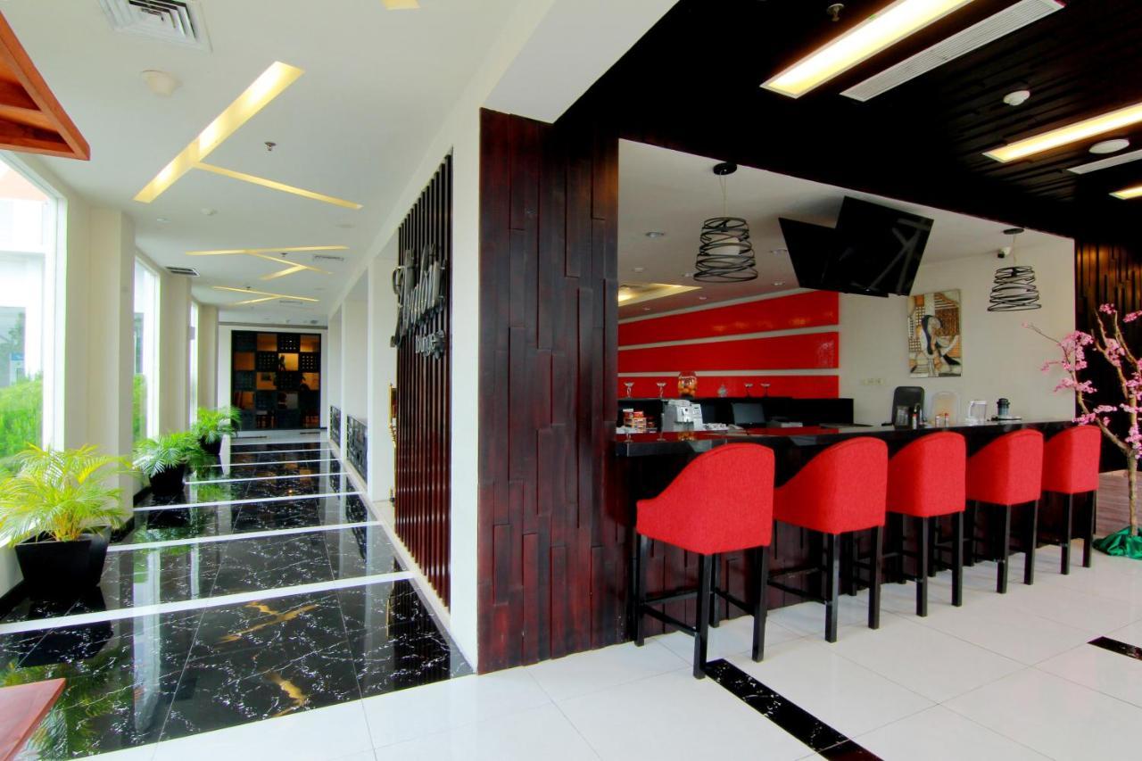 The Sun Hotel Madiun Exterior foto