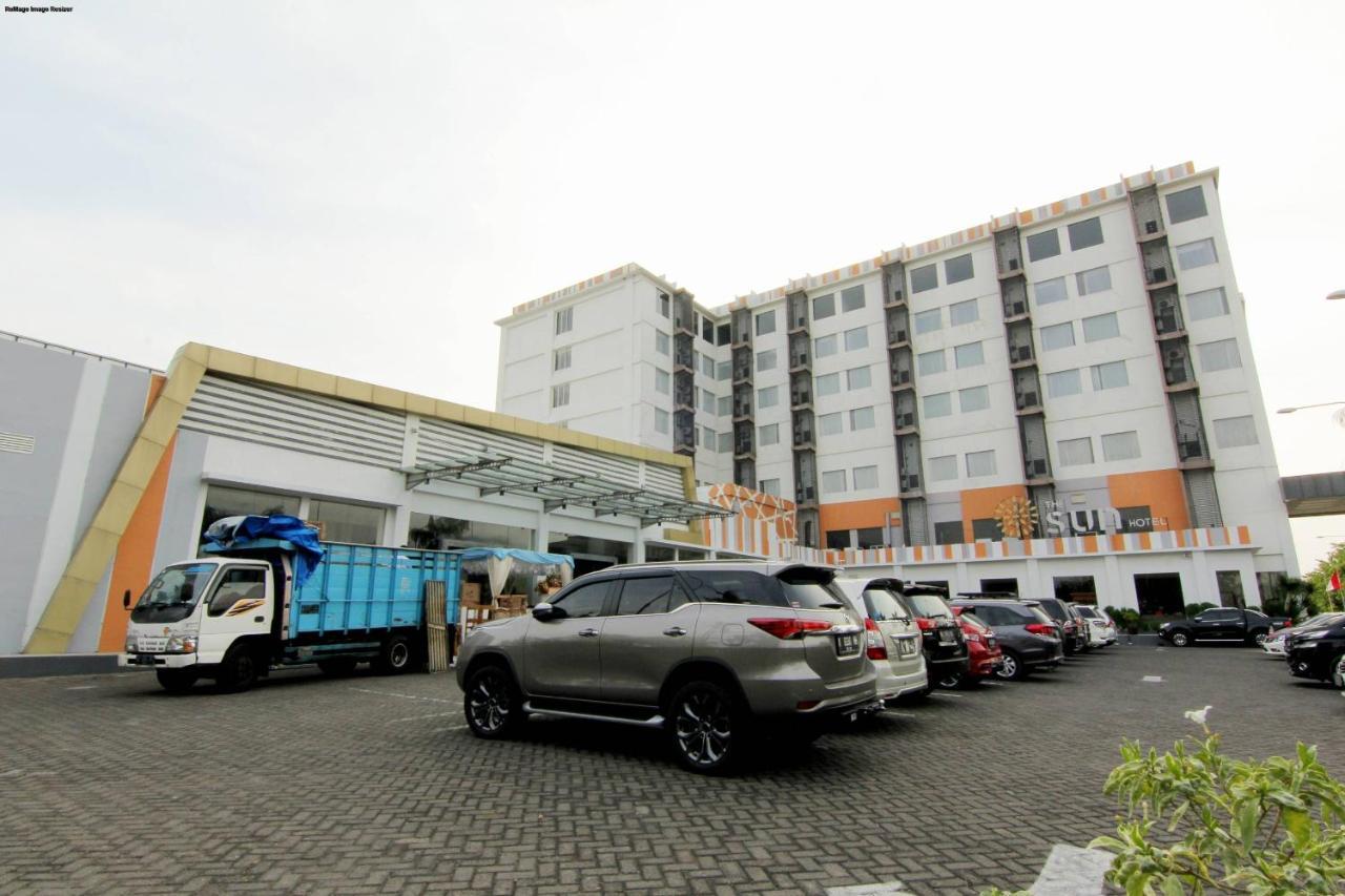 The Sun Hotel Madiun Exterior foto